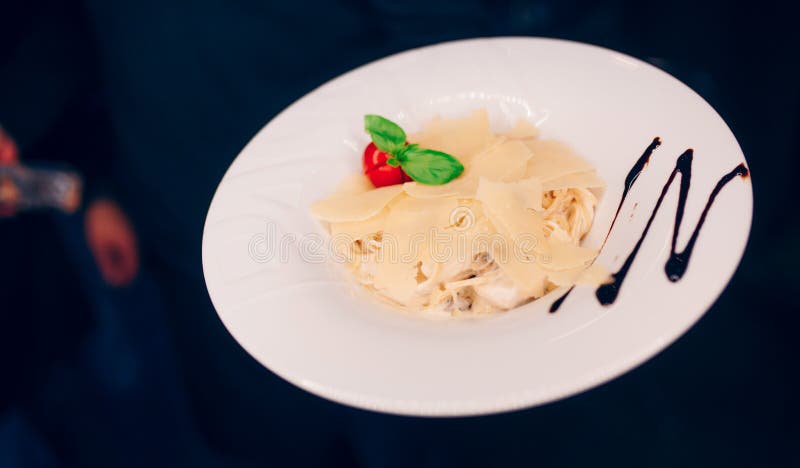 Contorno di insalata servente degli spaghetti della pasta del cameriere al ristorante, vicino sulla vista Concetto di svago e di fotografia stock libera da diritti Contorno di insalata servente degli spaghetti della pasta del cameriere al ristorante, vicino sulla vista Concetto di svago e di fotografia stock libera da diritti