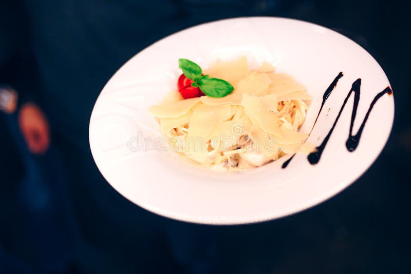 Contorno di insalata servente degli spaghetti della pasta del cameriere al ristorante, vicino sulla vista Concetto di svago e di immagini stock libere da diritti Contorno di insalata servente degli spaghetti della pasta del cameriere al ristorante, vicino sulla vista Concetto di svago e di immagini stock libere da diritti