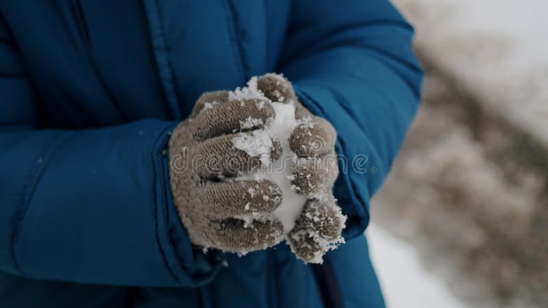 Contra los inviernos frío un niño pala frente a una enorme ventisca despejando un camino a través de la nieve