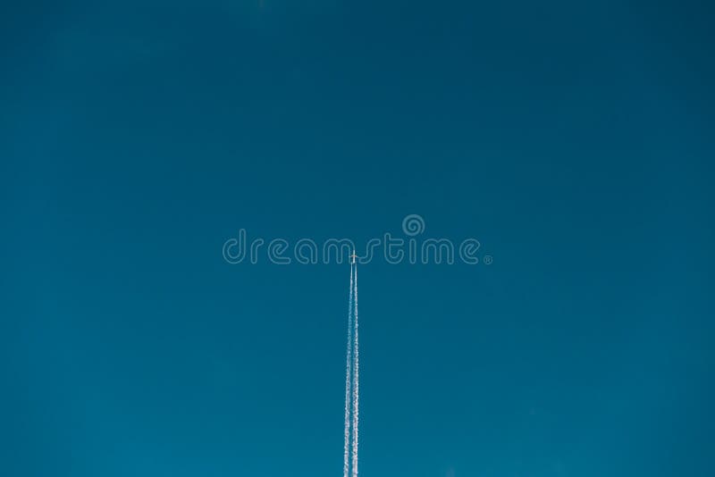 Contrail W niebieskim niebie Samolotu samolot W Jasnym Pogodnym nieba tle fotografia stock Contrail W niebieskim niebie Samolotu samolot W Jasnym Pogodnym nieba tle fotografia stock