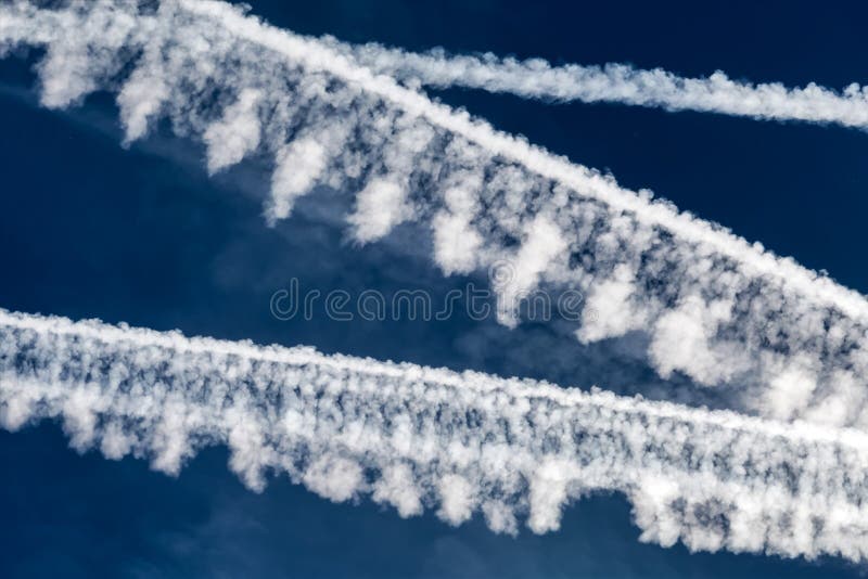 Contrails i himlen royaltyfria bilder Contrails i himlen royaltyfria bilder