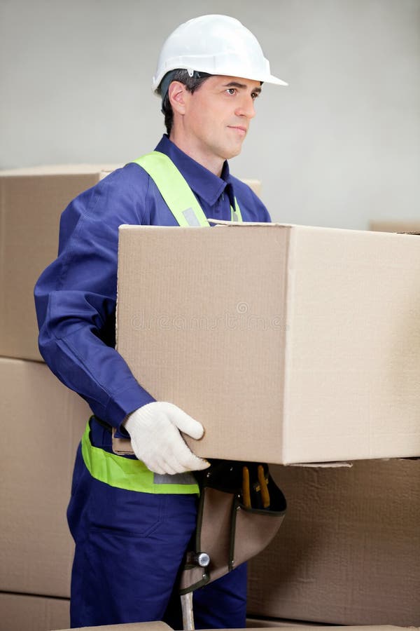 Contramestre Lifting Cardboard Box no armazém
