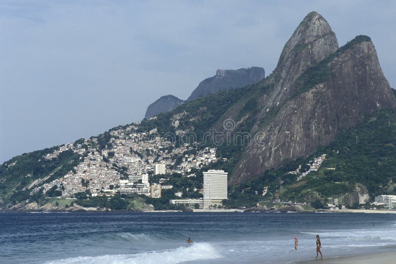 Contrast tussen rijkdom en armoede: Ipanemastrand en favela