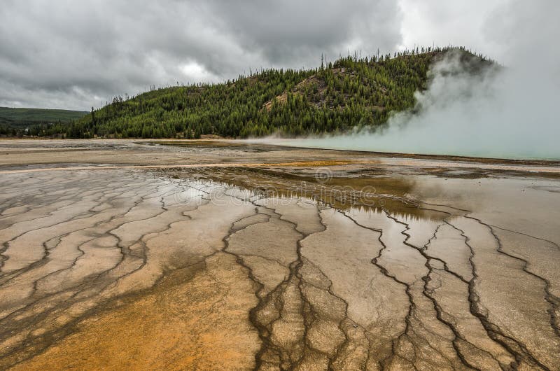 Contrasti al bacino intermedio del geyser fotografia stock libera da diritti Contrasti al bacino intermedio del geyser fotografia stock libera da diritti