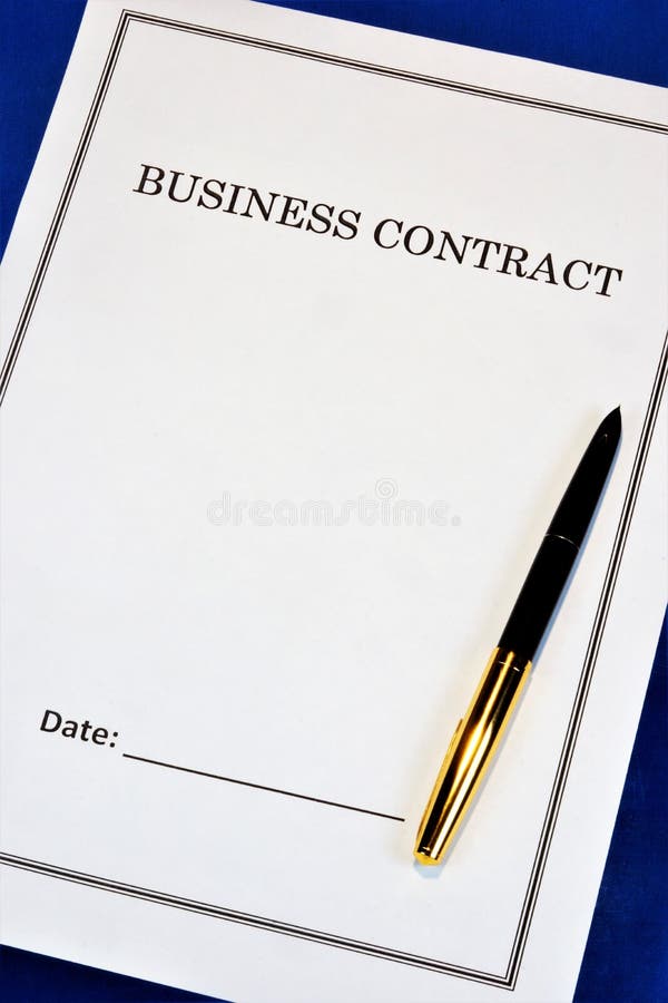 Contrat d'affaires - bénéfice financier, stratégie réussie de bureau Sur le bureau, le stylo, la forme du document à signer image libre de droits Contrat d'affaires - bénéfice financier, stratégie réussie de bureau Sur le bureau, le stylo, la forme du document à signer image libre de droits