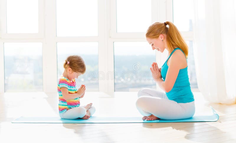 Contratan a la madre de la familia y a la hija del niño a la meditación y a y fotografía de archivo libre de regalías
