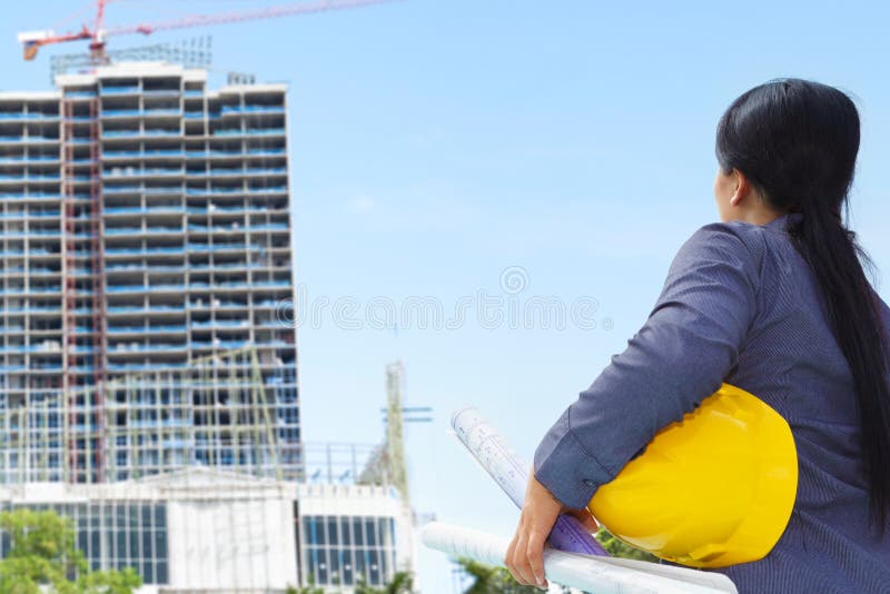 Empresária da construção e projeto de construção imagens de stock
