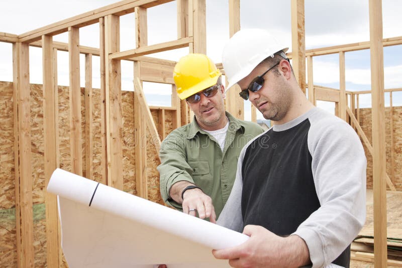 Contratistas de construcción que construyen un nuevo hogar imagenes de archivo Contratistas de construcción que construyen un nuevo hogar imagenes de archivo
