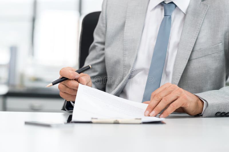 Contrato de assinatura do homem de negócios foto de stock Contrato de assinatura do homem de negócios foto de stock