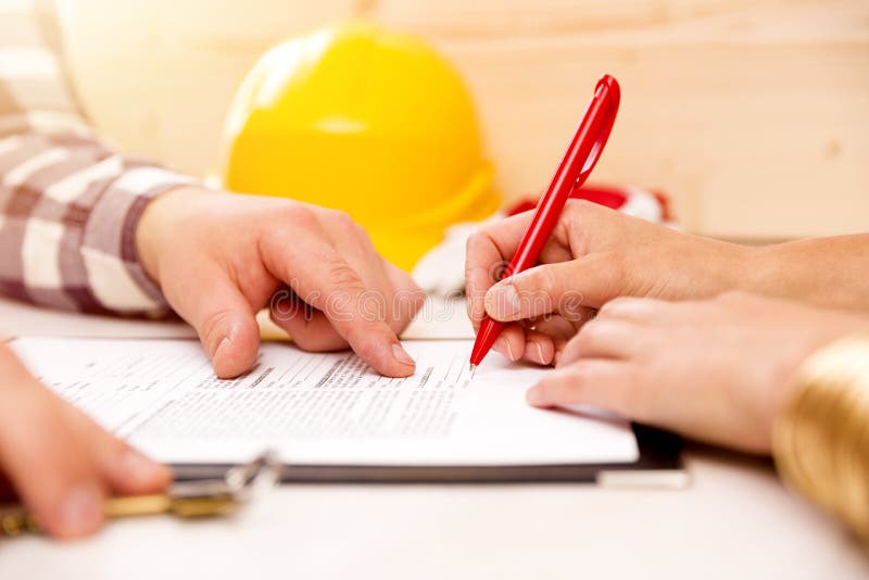 Contrato de construção de assinatura da mulher com o contratante para construir uma casa