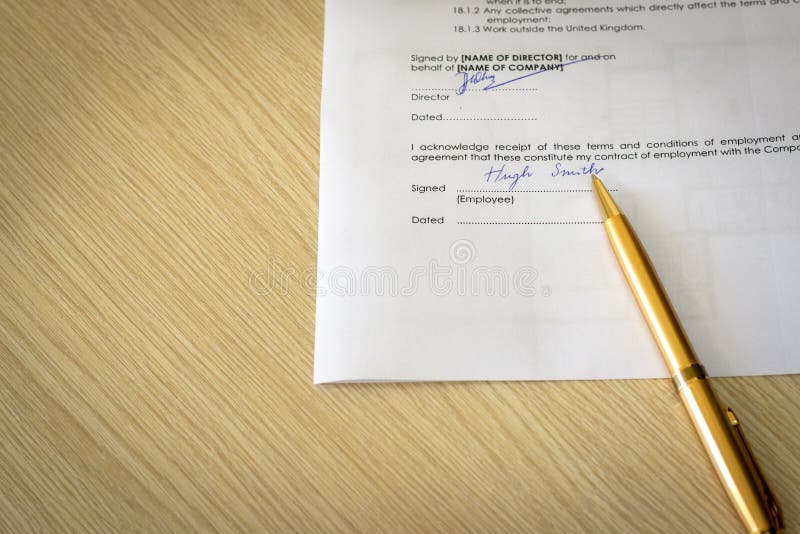 Contrato de empleo firmado en el escritorio fotos de archivo Contrato de empleo firmado en el escritorio fotos de archivo