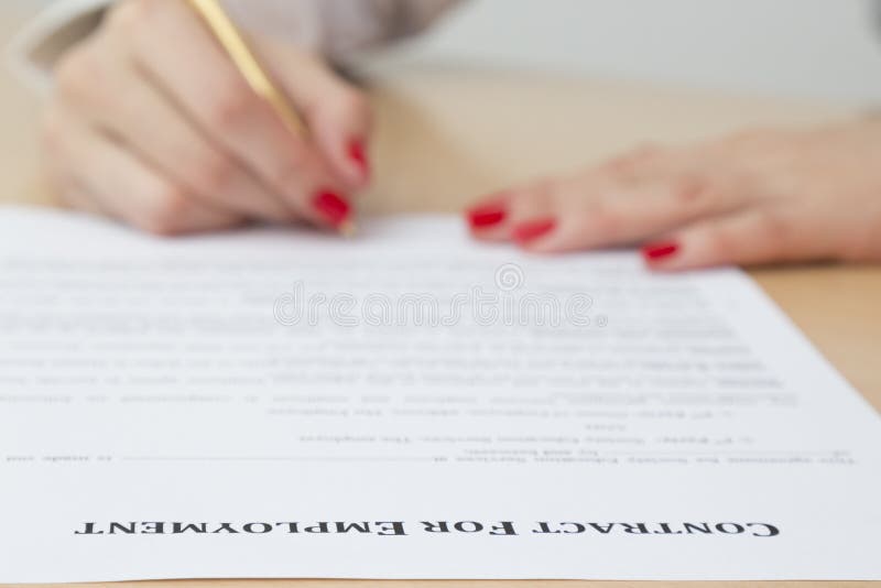 Contrato de emprego de assinatura da mulher