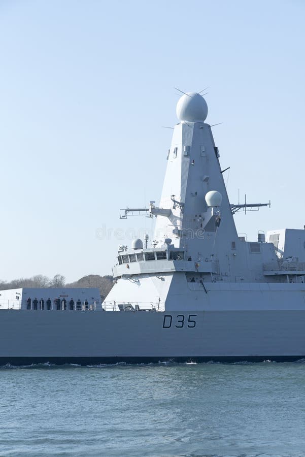 Contratorpedeiro que sae Devonport da base naval Reino Unido fotos de stock