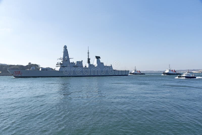 Destruidor a deixar a base naval de Devonport, Reino Unido foto de stock royalty free