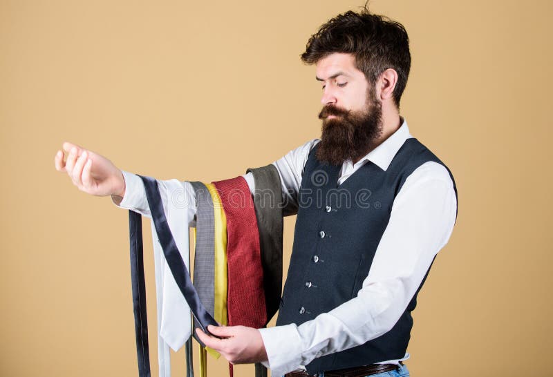 Control barbudo del inconformista del hombre pocas corbatas Individuo con la barba que elige la corbata Corbata perfecta Lazo sel foto de archivo Control barbudo del inconformista del hombre pocas corbatas Individuo con la barba que elige la corbata Corbata perfecta Lazo sel foto de archivo