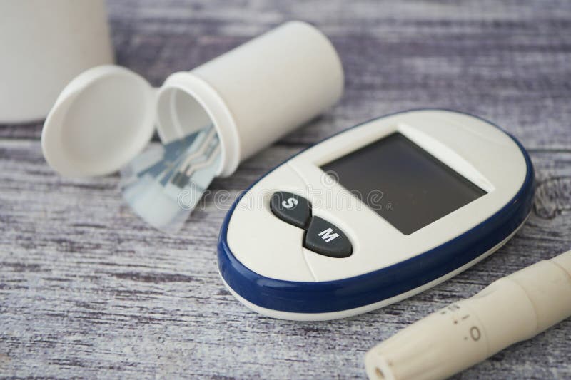Control del azúcar en sangre con un medidor de glucosa en casa imagenes de archivo
