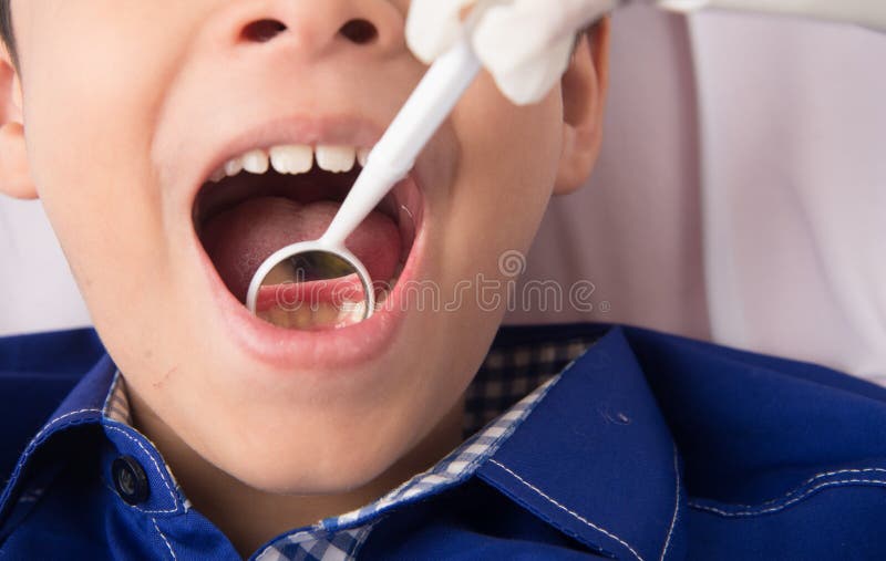 Control dental para arriba en niños imagenes de archivo Control dental para arriba en niños imagenes de archivo