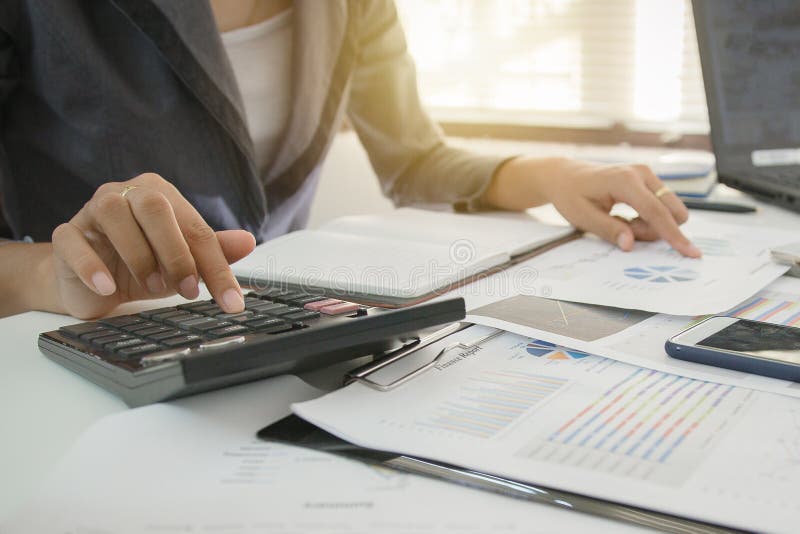 Controleconcept, Bedrijfsmensen financieel marketing rapport, het berekenen saldo De dienst die document controleren stock afbeeldingen Controleconcept, Bedrijfsmensen financieel marketing rapport, het berekenen saldo De dienst die document controleren stock afbeeldingen