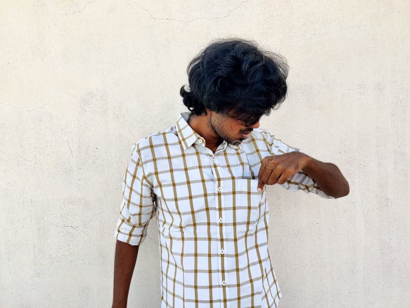 Controllargli la tasca della camicia con la mano sinistra. niente soldi o soldi immagine stock libera da diritti
