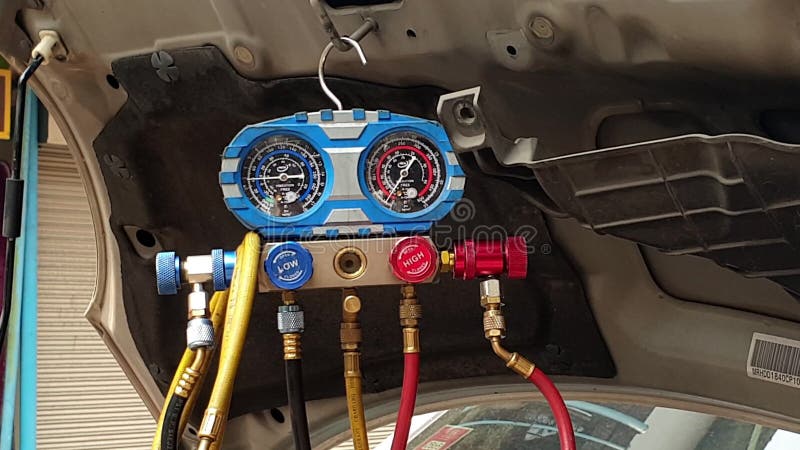 Controllo del garage di riparazione per il sistema di raffreddamento del compressore a aria compressa che perde il sospetto auto o