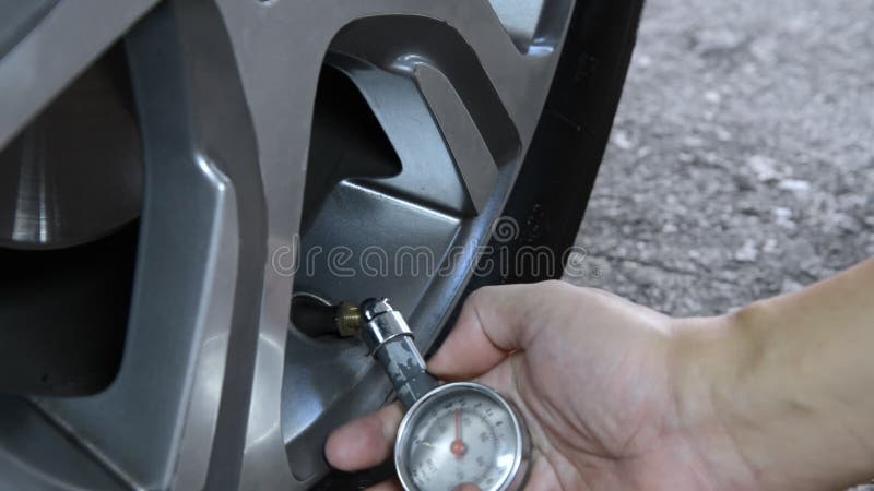 Controllo della pressione dello pneumatico per auto con controllo della pressione dell'aria
