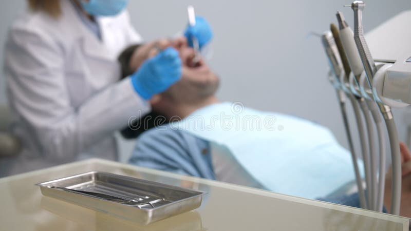 Controllo generale di salute dentario alla clinica