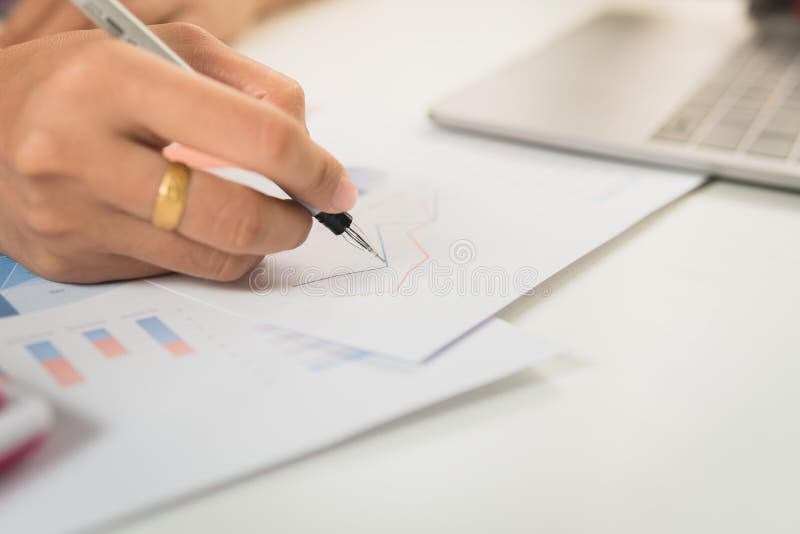 Contrôle de femme d'affaires au sujet de coût et finances de faire au bureau photo libre de droits Contrôle de femme d'affaires au sujet de coût et finances de faire au bureau photo libre de droits