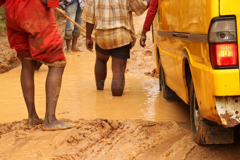 Vérification de la profondeur du nid-de-poule photo stock