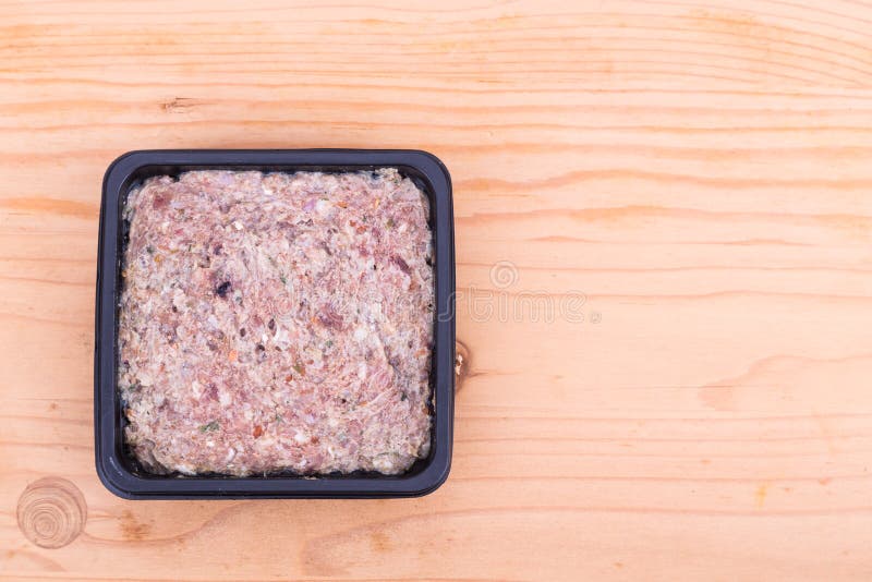 Convenient nutritious packaged minced raw meat dog food in tub