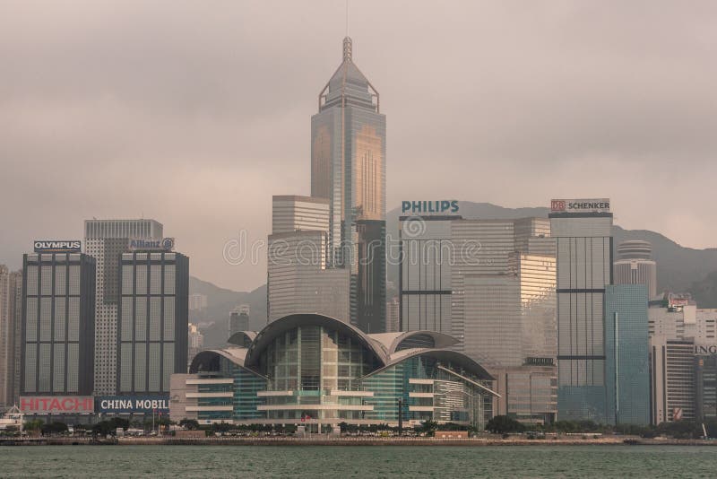 Convention Center i Środkowy plac górujemy linia horyzontu Hong Kong wyspę, Chiny