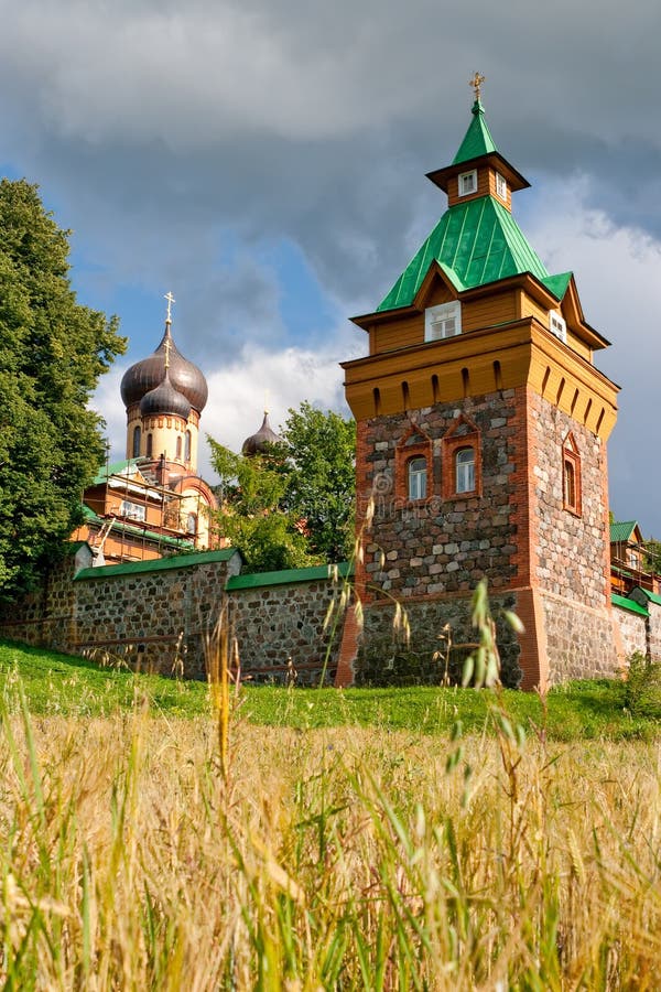 Convento di Puhtitsa. L'Estonia immagini stock libere da diritti Convento di Puhtitsa. L'Estonia immagini stock libere da diritti