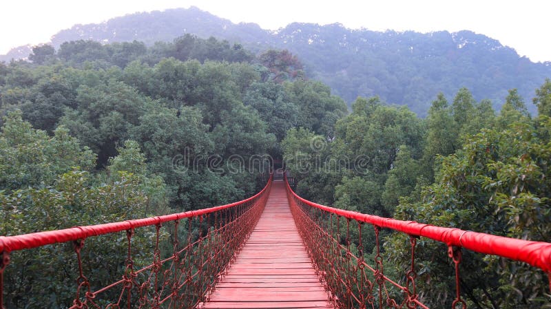 Convento, giardino cinese, ponte sospeso rosso in montagna Forest Park, ponte di Gele di corda immagine stock Convento, giardino cinese, ponte sospeso rosso in montagna Forest Park, ponte di Gele di corda immagine stock