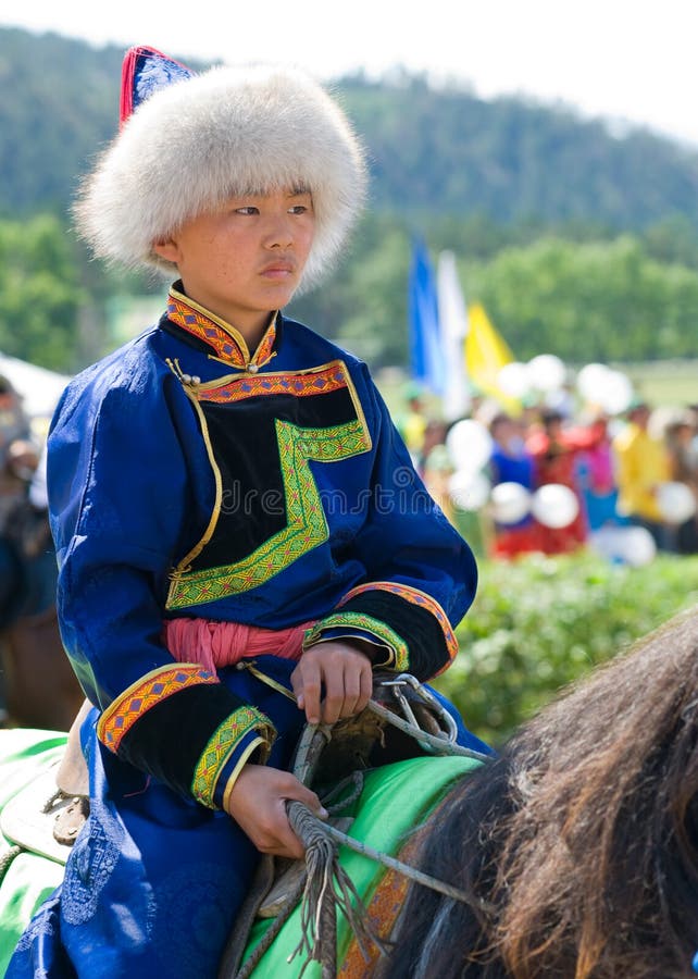 Convenția mondială mongolă. Ulanudă rusia 17 iulie : cea de-a 4-a sesiune generală a Convenției Mongolilor Mondiali din 17 iulie 2010 din Rusia, Bulgaria și Ucraina. un băiat jockey așteaptă pentru o cursă de cai.