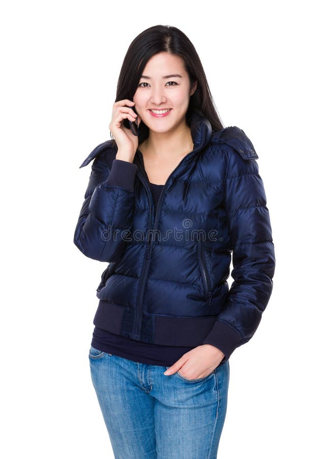 Conversa asiática da mulher ao telefone celular fotografia de stock Conversa asiática da mulher ao telefone celular fotografia de stock