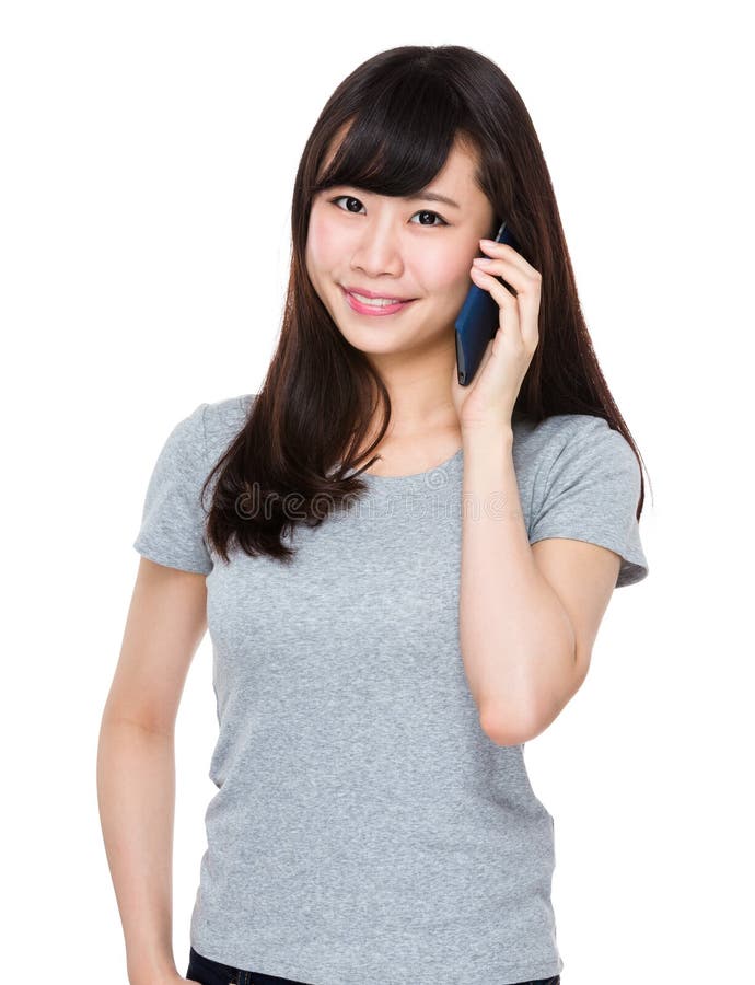 Conversa asiática da mulher ao telefone celular imagem de stock royalty free Conversa asiática da mulher ao telefone celular imagem de stock royalty free