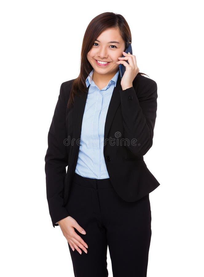 Conversa asiática da mulher de negócios ao telefone celular fotografia de stock royalty free Conversa asiática da mulher de negócios ao telefone celular fotografia de stock royalty free