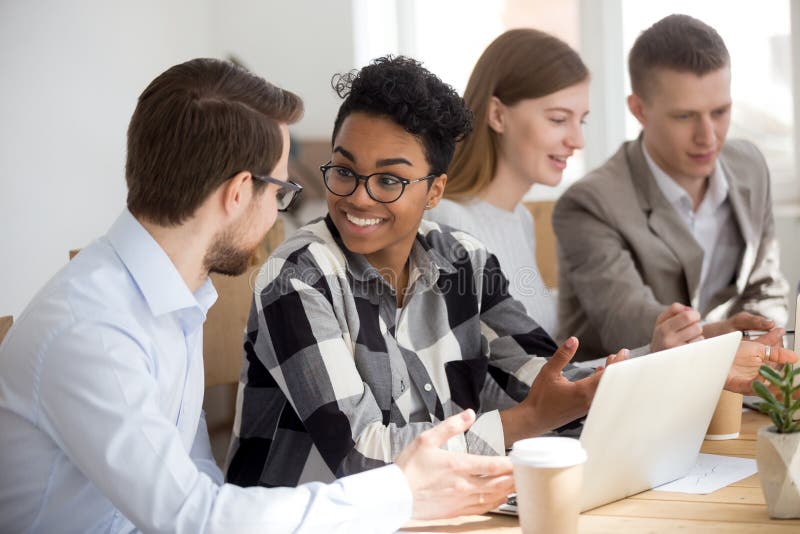 Conversa diversa entusiasmado dos povos na reunião ocasional do escritório fotos de stock Conversa diversa entusiasmado dos povos na reunião ocasional do escritório fotos de stock