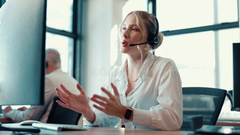 Conversando con el centro de llamadas y la mujer de negocios en la computadora para la generación de liderazgo de ventas o el cowo almacen de video