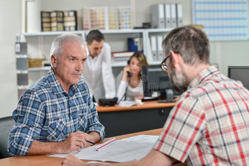 Conversation d'hommes dans le bureau photographie stock