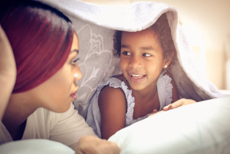 Conversation dans le lit images stock Conversation dans le lit images stock