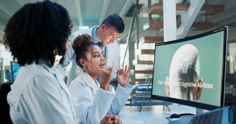 Conversation de recherche avec des gens avec micropuce d'écran d'ordinateur et coaching avec les neurosciences. Homme et femmes de image stock