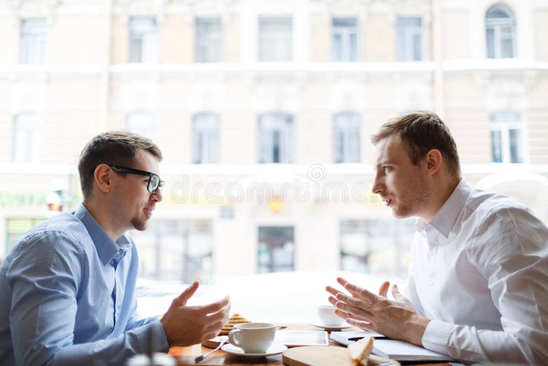 Conversation des collègues photo stock