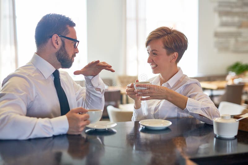 Conversation en café photographie stock