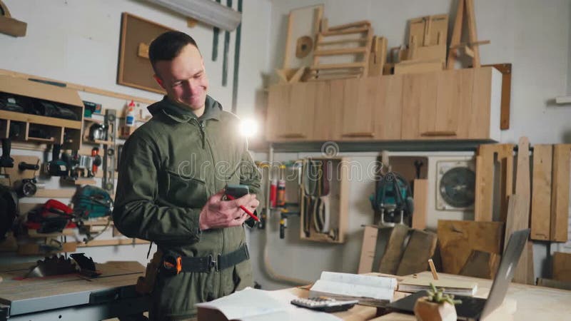Conversation téléphonique avec le client que le charpentier reçoit la commande. banque de vidéos
