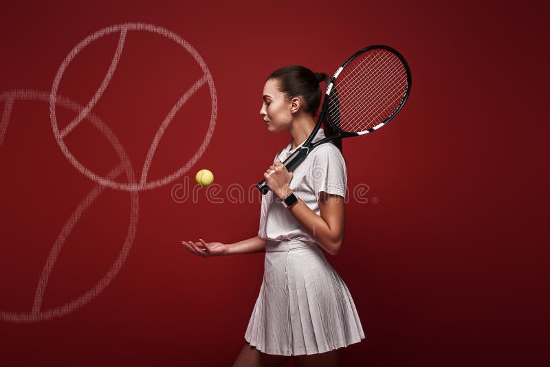 Conversazione con il vostro raquet, gioco con il vostro cuore Giovane condizione del tennis isolata sopra fondo rosso con una rac immagine stock Conversazione con il vostro raquet, gioco con il vostro cuore Giovane condizione del tennis isolata sopra fondo rosso con una rac immagine stock