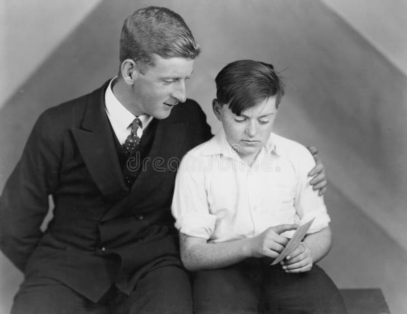 Conversazione del figlio del padre (tutte le persone rappresentate non sono vivente più lungo e nessuna proprietà esiste Garanzie immagine stock libera da diritti Conversazione del figlio del padre (tutte le persone rappresentate non sono vivente più lungo e nessuna proprietà esiste Garanzie immagine stock libera da diritti