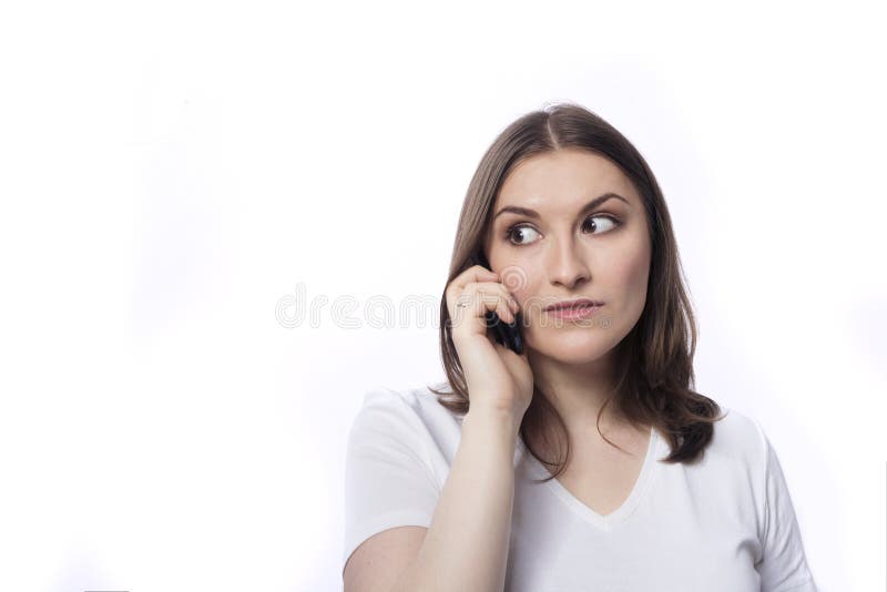 Conversazione della giovane donna al telefono cellulare fotografia stock libera da diritti Conversazione della giovane donna al telefono cellulare fotografia stock libera da diritti