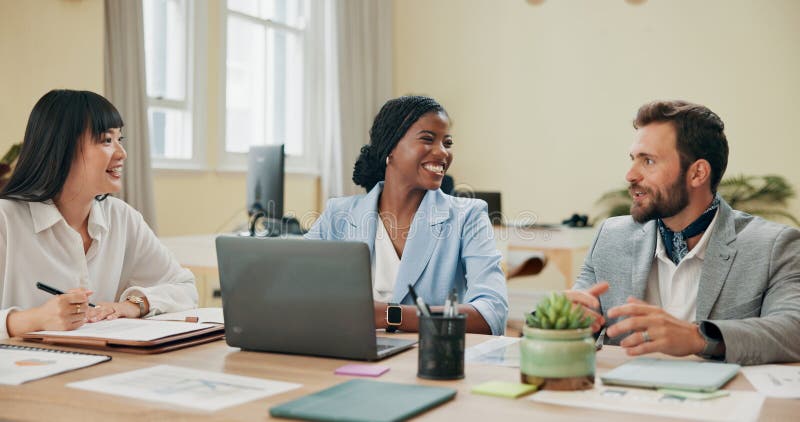 Conversazione e business people con laptop di pianificazione e feedback per il progetto. Lavoratori e gruppi fotografia stock libera da diritti