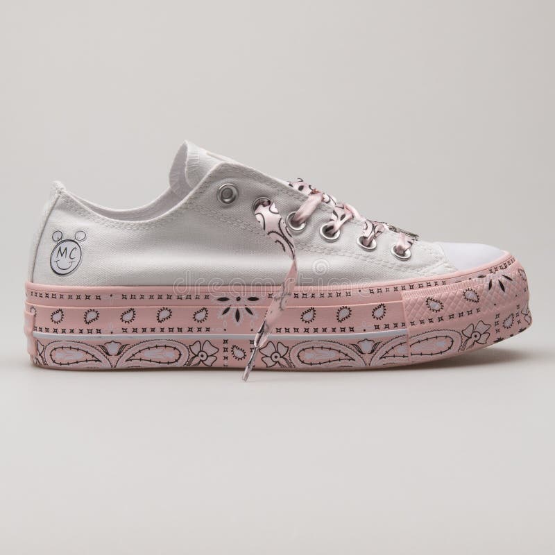 pink and white converse all star