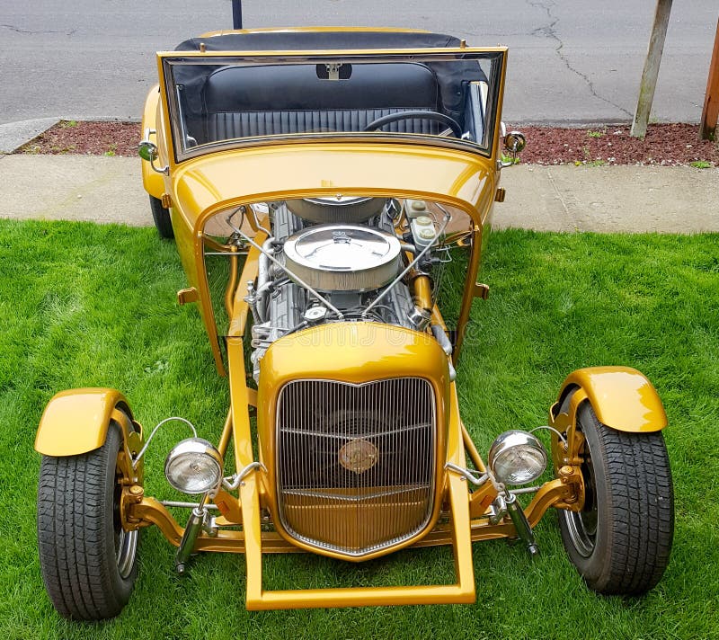 Convertibile 1932 del cabriolet 4. Vista frontale convertibile 1932 del cabriolet dell'oro